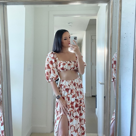 AMALIE THE LABEL - MIKAELLE LINEN BLEND TOP and ANGIENETH LINEN BLEND MAXI SKIRT - Picture 2 of 3